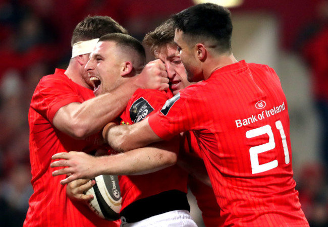 andrew-conway-celebrates-his-try-with-teammates