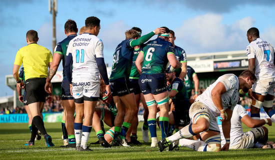 paul-boyle-celebrates-scoring-a-try