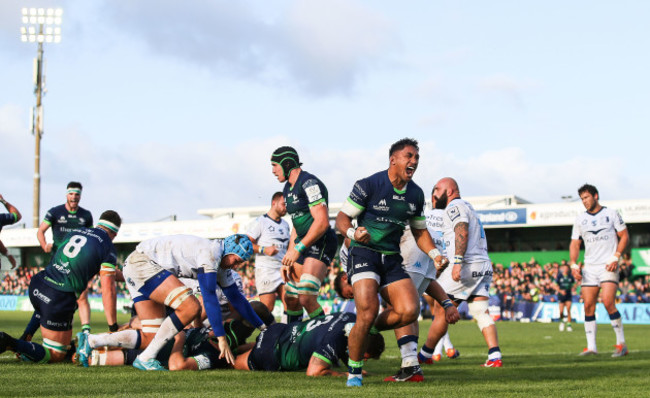 bundee-aki-celebrates-tom-mccartney-scoring-a-try