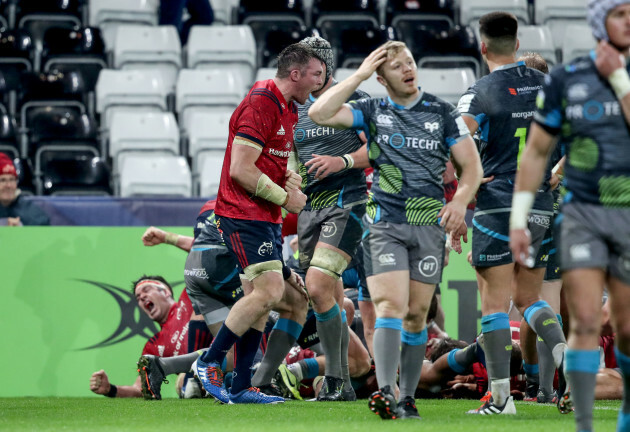 peter-omahony-celebrates-james-cronins-try