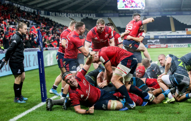 munster-players-celebrate-james-cronins-bonus-point-try