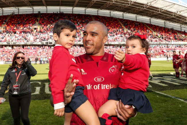 simon-zebo-with-his-daughter-sofia-and-son-jacob-after-the-game