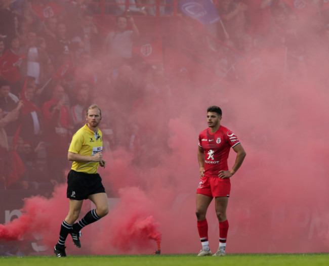 referee-wayne-barnes-and-toulouses-romain-ntamack-at-the-start-of-the-match-in-smoke