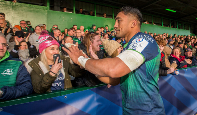 bundee-aki-celebrates-with-fans