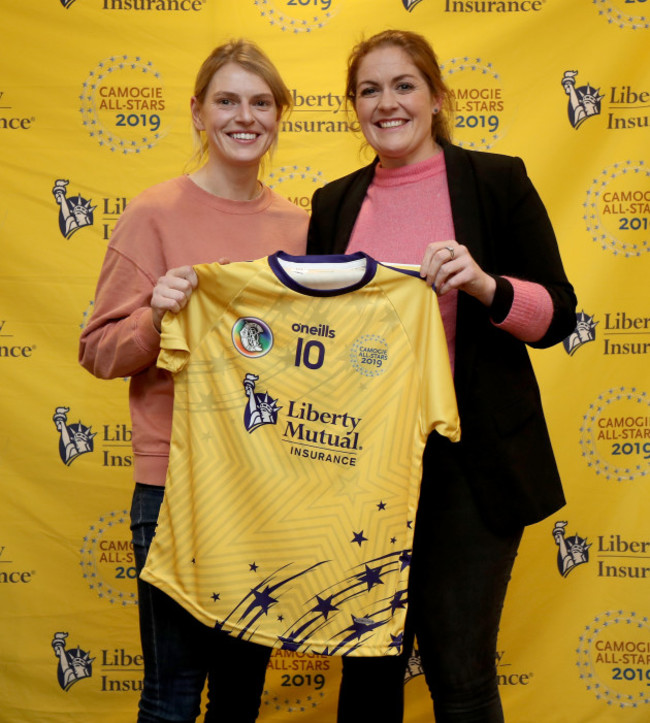 fiona-coghlan-presents-the-tour-jersey-to-niamh-mulcahy