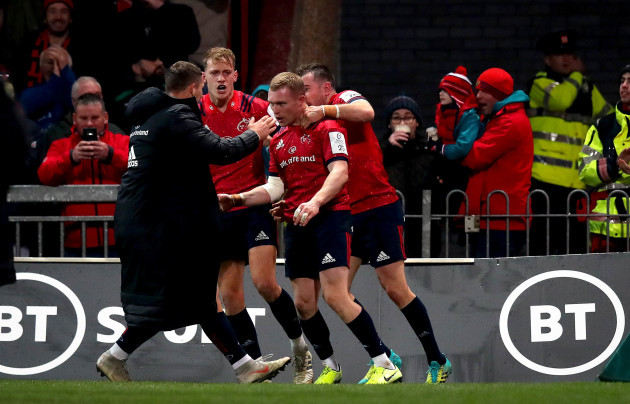 keith-earls-celebrates-scoring-his-sides-first-try