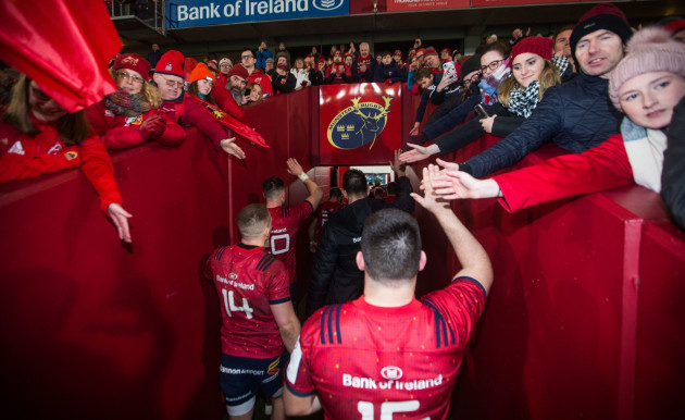 munster-players-with-fans-as-they-go-down-the-tunnel