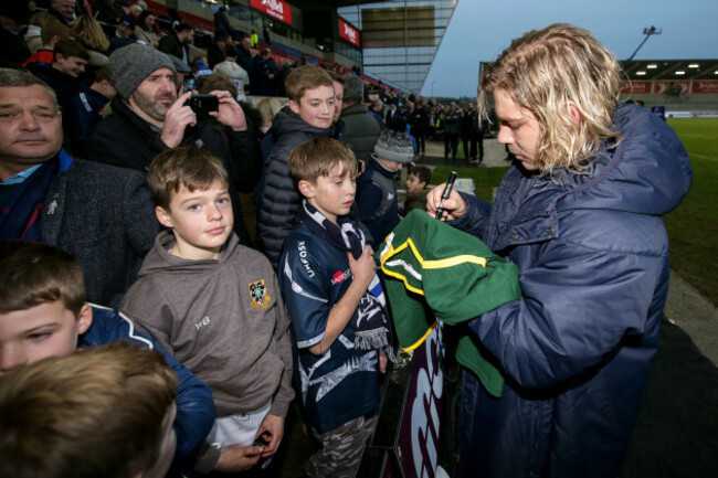 faf-de-klerk-signs-autographs-after-the-game