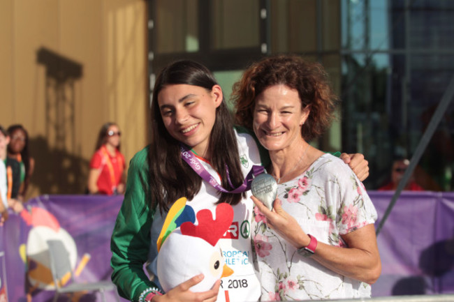 sophie-osullivan-is-presented-with-her-silver-medal-by-her-mother-sonia-osullivan