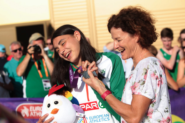 sophie-osullivan-is-presented-with-her-silver-medal-by-her-mother-sonia-osullivan