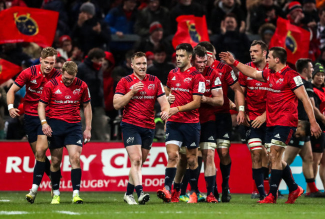 peter-omahony-celebrates-his-try-with-team-mates