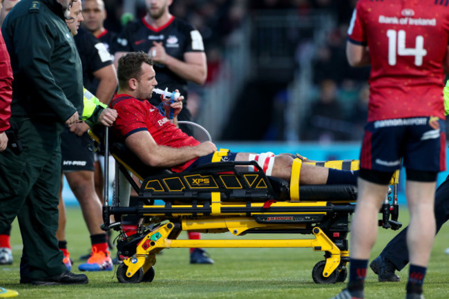 tadhg-beirne-has-to-leave-the-field-due-to-a-knee-injury