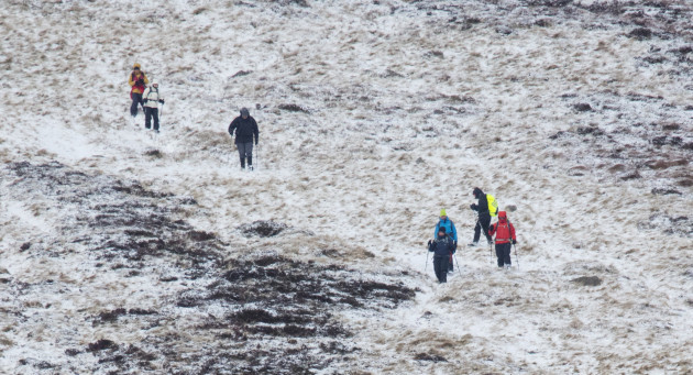 LR HILL WALKERS IN THE SNOW 758A0349