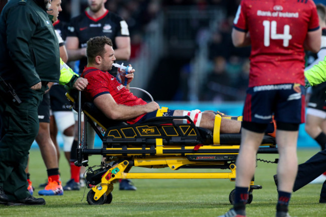 tadhg-beirne-has-to-leave-the-field-due-to-a-knee-injury