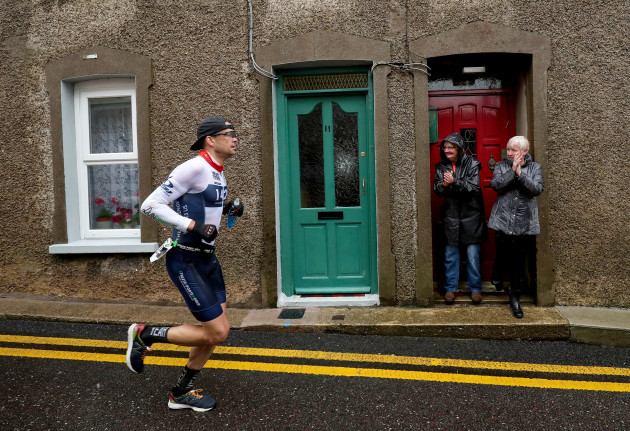 dougin-walker-is-cheered-on-by-spectators-down-the-youghal-back-street