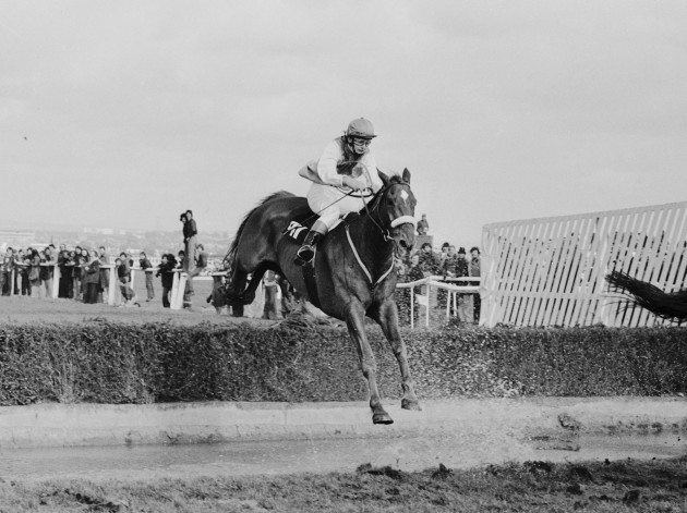horse-racing-1977-grand-national-aintree