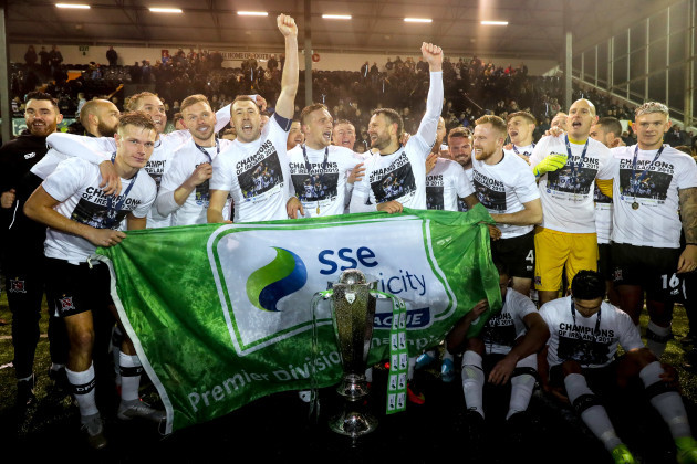 dundalk-players-celebrate-with-the-trophy