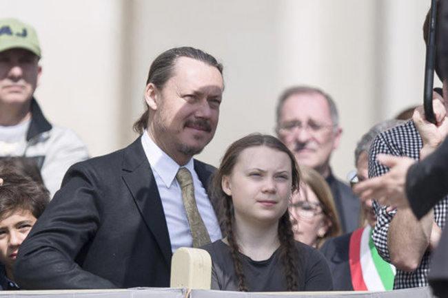 vatican-rome-pope-francis-greets-swedish-teenage-environmental-activist-greta-thunberg-during-his-weekly-general-audience-in-st-peters-square-at-the-vatican-greta-with-her-father-svante-thunberg