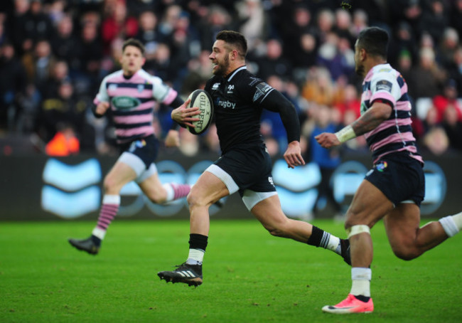 rhys-webb-runs-in-his-sides-second-try