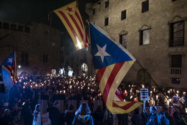 torch-independence-march-for-the-freedom-of-political-prisoners-in-barcelona-spain-21-dec-2019