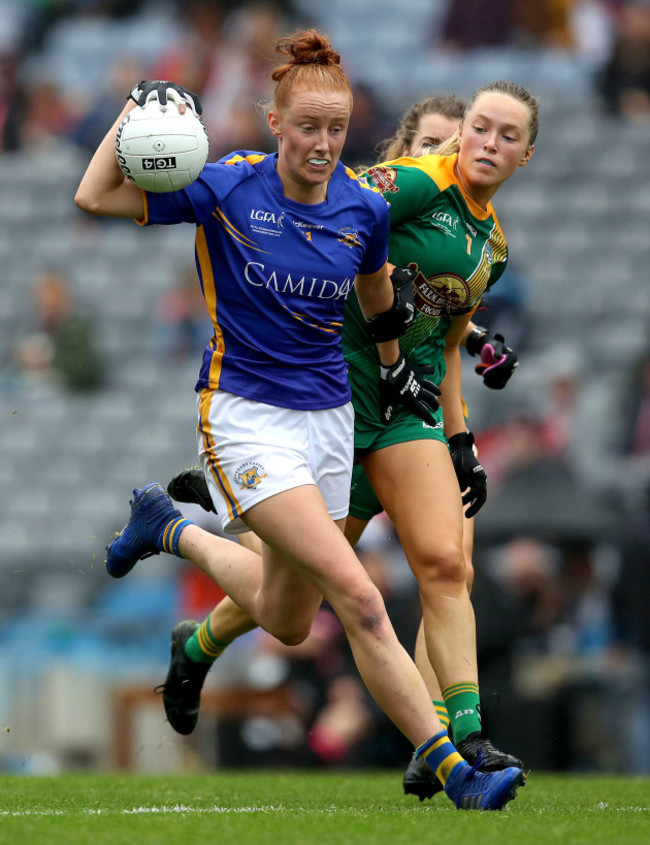 aishling-moloney-is-tackled-by-sarah-wall