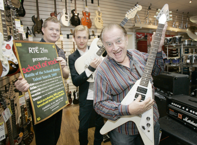 rte-2fm-school-of-rock-sponsored-by-everest-music-rte-2fm-revealed-everest-music-as-school-of-rock-sponsor-for-2009-pictured-at-the-announcement-are-2fm-dj-larry-gogan-school-of-rock-judge-mark-gre