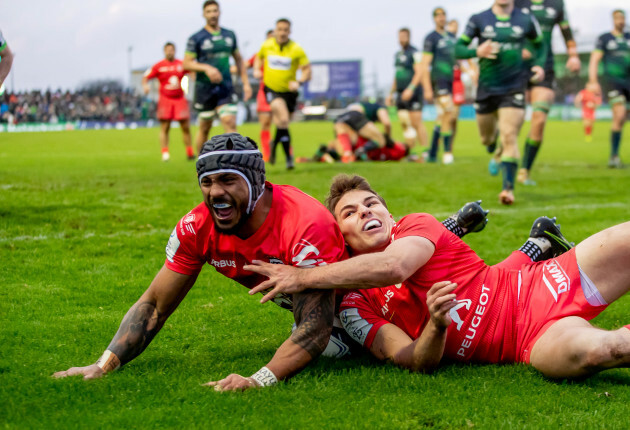 pita-ahki-celebrates-scoring-a-try-with-antoine-dupont