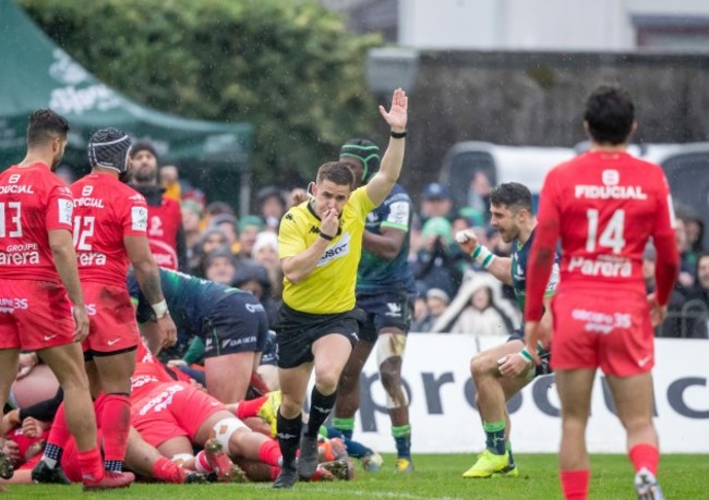 connacht-are-awarded-a-penalty-try-by-luke-pearce