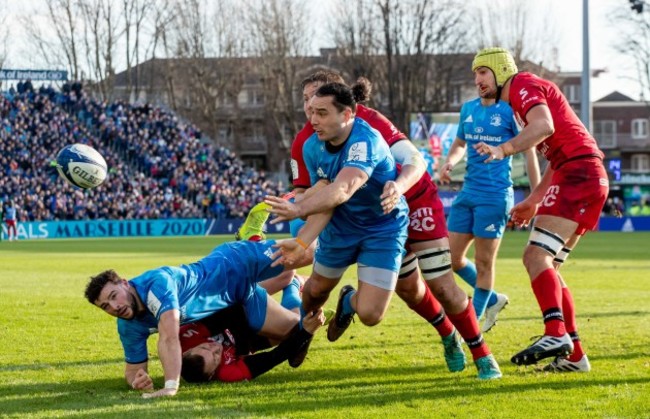 james-lowe-offloads-to-dave-kearney-as-he-is-tackled-by-etienne-oosthuizen