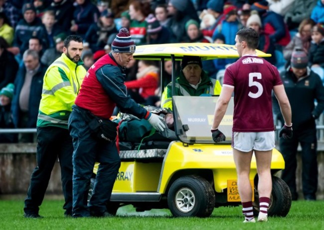 fiontan-o-curraoin-leaves-the-field-due-to-an-injury