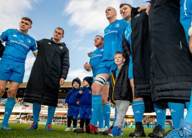 sean-cronin-with-his-twin-boys-cillian-and-finn-alongside-johnny-sextons-son-luca-in-the-team-huddle-after-the-game