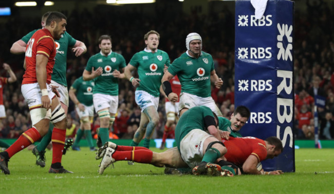 jamie-roberts-scores-a-try-despite-jonathan-sexton-and-donnacha-ryan