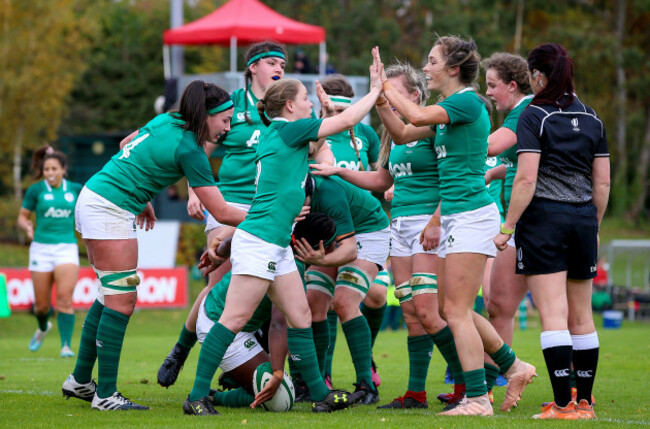 linda-djougang-celebrates-scoring-a-try-with-teammates