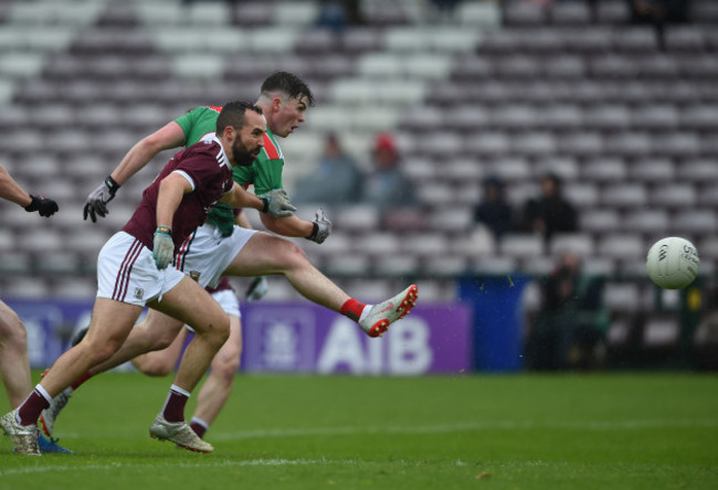 tomas-fahey-shoots-wide-with-eddie-osullivan