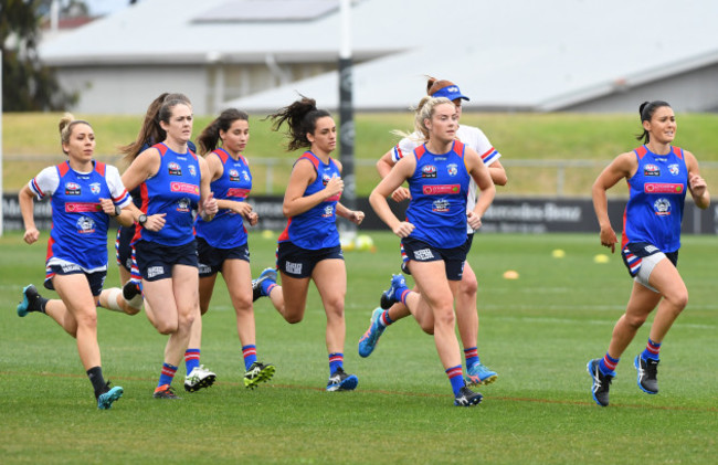 afl-aflw-bulldogs-joint-training