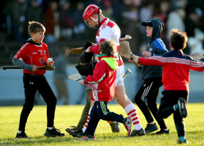 anthony-nash-gives-young-fans-some-sliotars-after-the-game