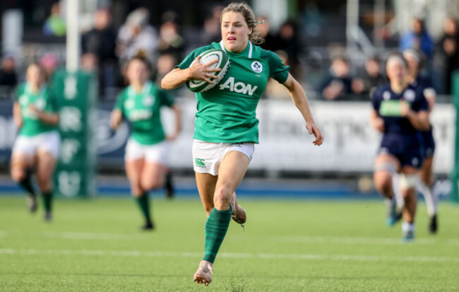 beibhinn-parsons-runs-in-a-try