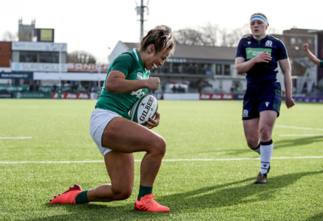 sene-naoupu-celebrates-scoring-a-try