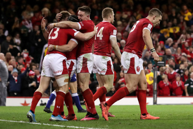 nick-tompkins-celebrates-his-try-with-teammates