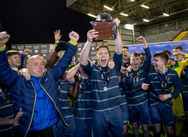 dcu-captain-eric-whelan-lifts-the-collngwood-cup-5-2020