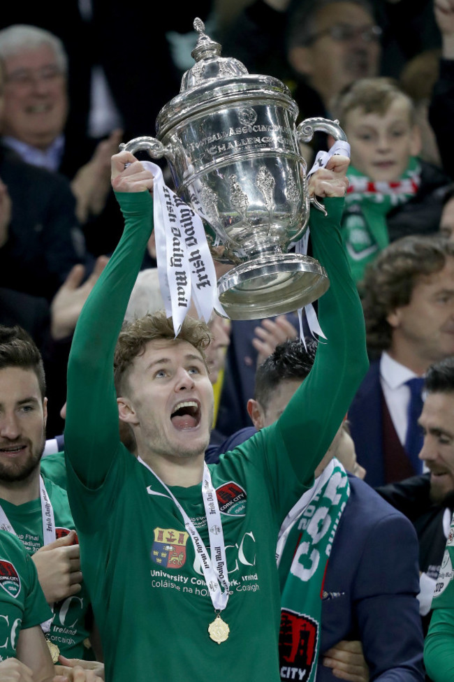 kieran-sadlier-lifts-the-irish-daily-mail-fai-cup