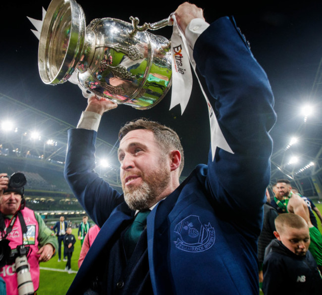 stephen-bradley-celebrates-with-the-trophy