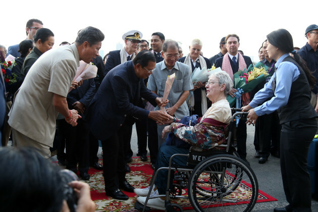 cambodia-pm-westerdam-cruise-passengers-greeting