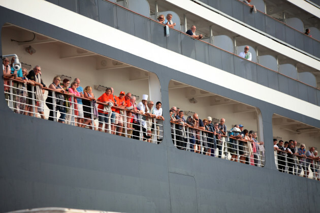 cambodia-pm-westerdam-cruise-passengers-greeting