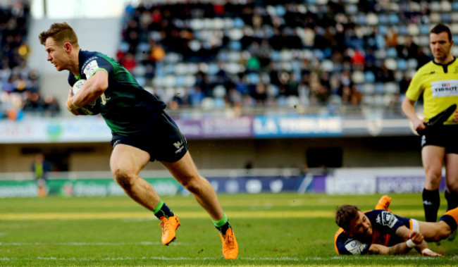 matt-healy-goes-past-benoit-paillaugue-of-montpellier-to-score-his-sides-first-try