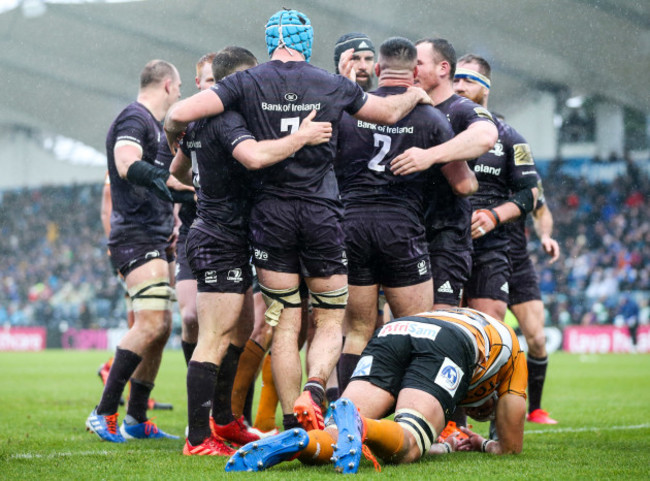 ronan-kelleher-celebrates-his-try-with-teammates