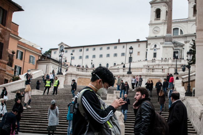 tourists-wearing-masks-in-the-streets-of-rome