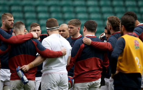 owen-farrell-speaks-to-his-players