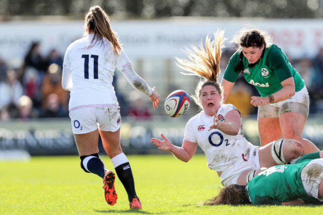 poppy-cleall-offloads-the-ball-despite-judy-bobbett