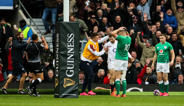 elliot-daly-scores-a-try-as-jonathan-sexton-reacts